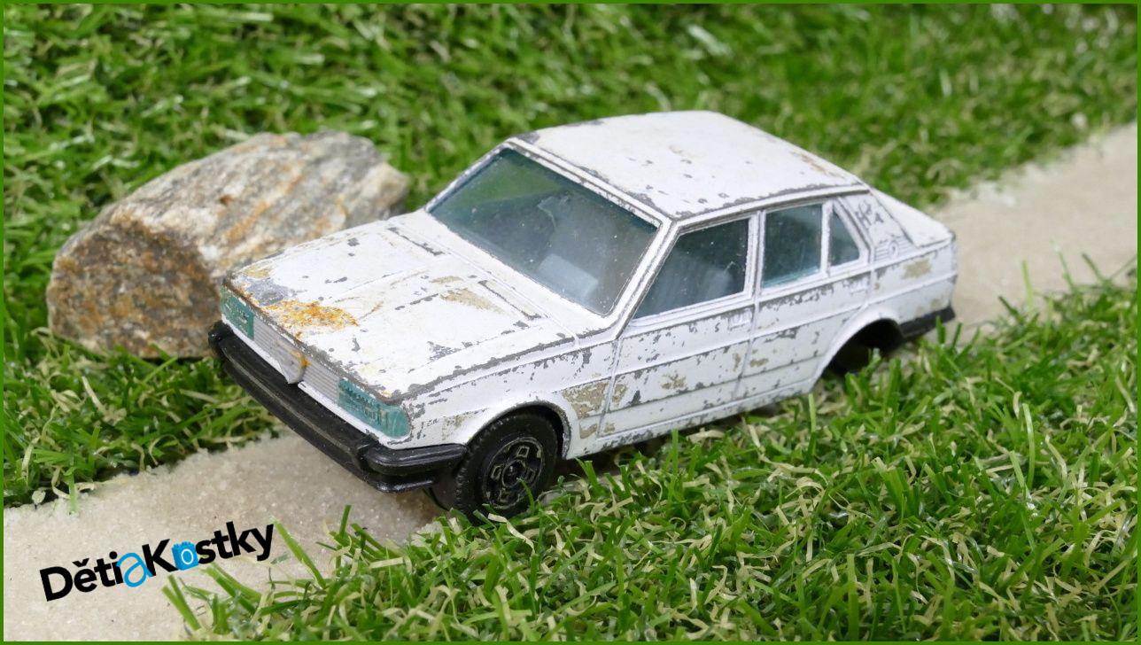 Angličák Bburago 1:43 - Alfa Romeo Giulietta - Chybí levé zadní kolo