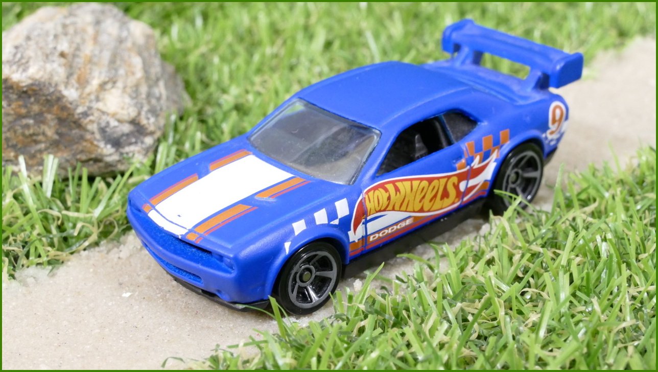 Angličák - Autíčko Hot Wheels Dodge Challenger Drift Car