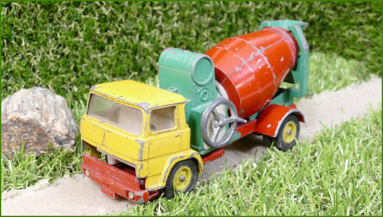 Model Siku Autíčko V291 Magirus Transport Beton Mischer - chybí jedna pneu na zadní nápravě