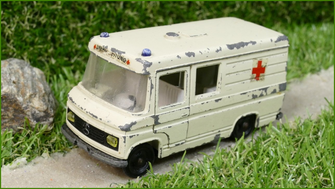 Model Siku Autíčko V292 Binz Rettungswagen - chybí jedny zadní dveře