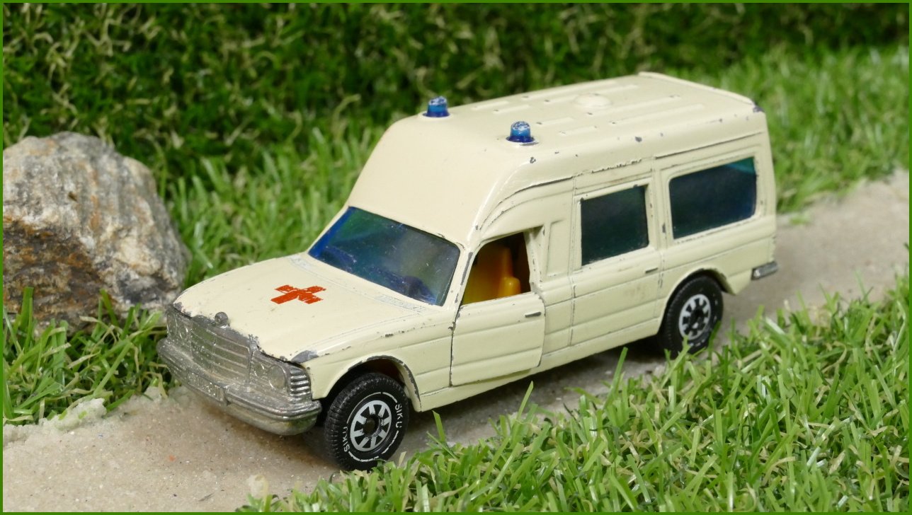 Model Siku Autíčko 1811 Binz Mercedes Ambulance