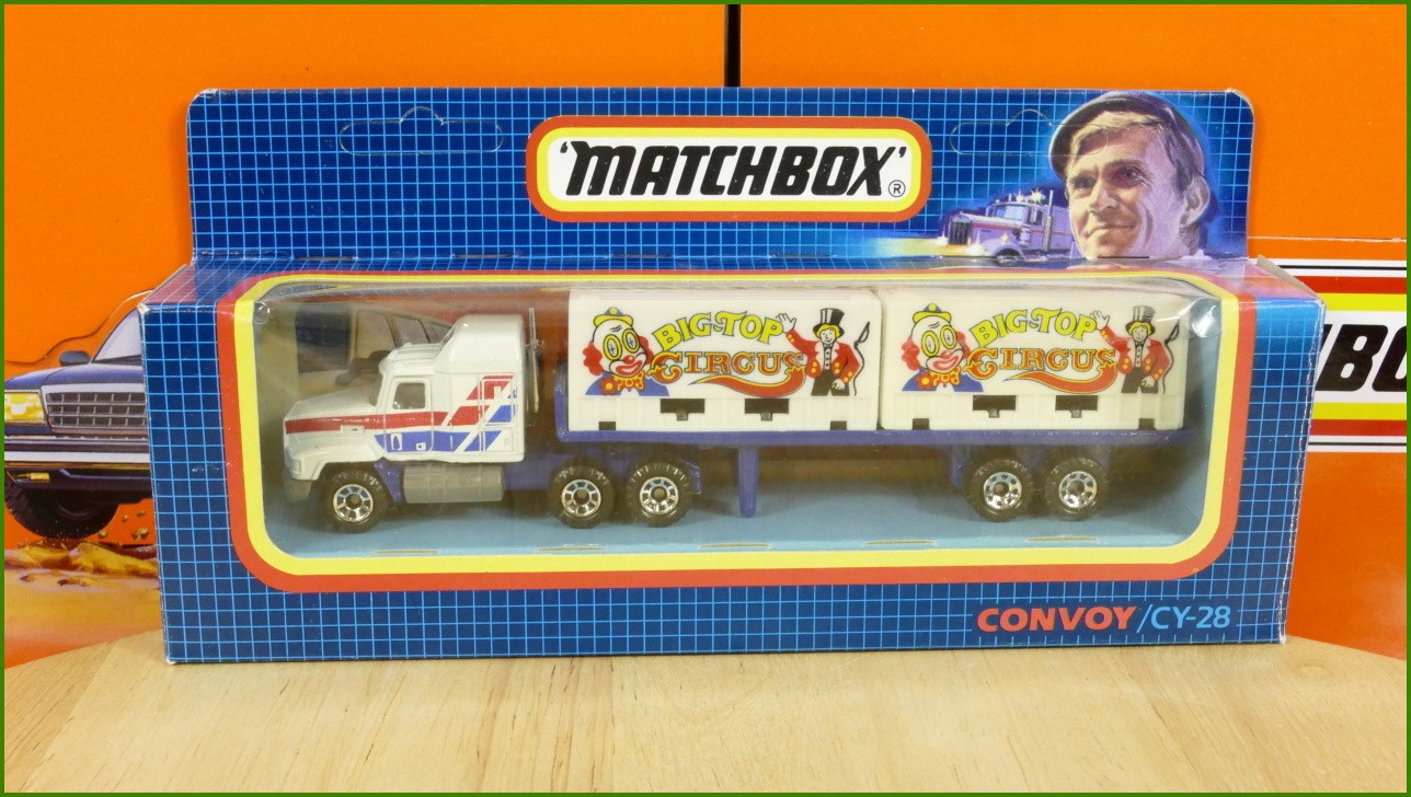 Model Matchbox Convoy CY-28 - Mack CH600 - Big-Top Circus Trailer - Drobná Prasklinka Plastového Obalu