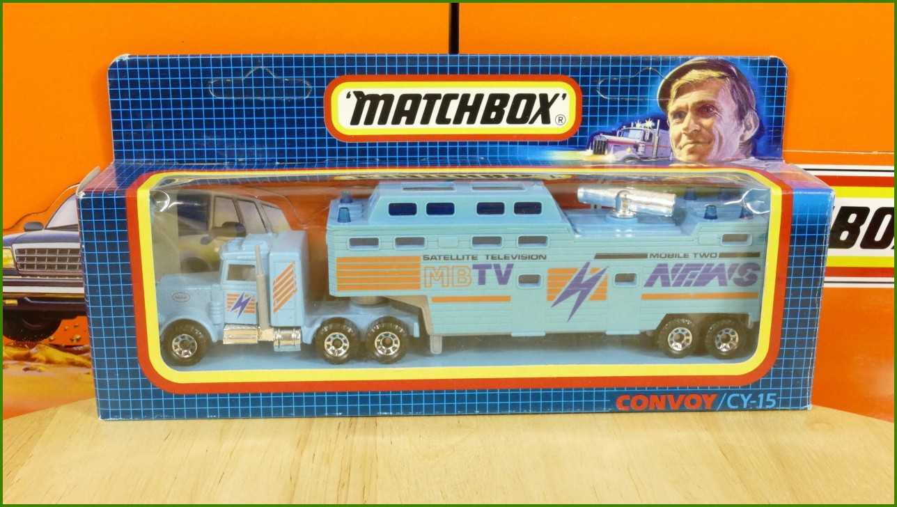 Model Matchbox Convoy CY-15 - Peterbilt - TV News Trailer - Mírně Zabarvená Levá Strana Návěsu