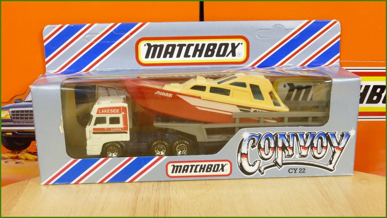 Model Matchbox Convoy CY 22 - DAF 3300 - Boat Trailer - loď ze strany zažloutlá