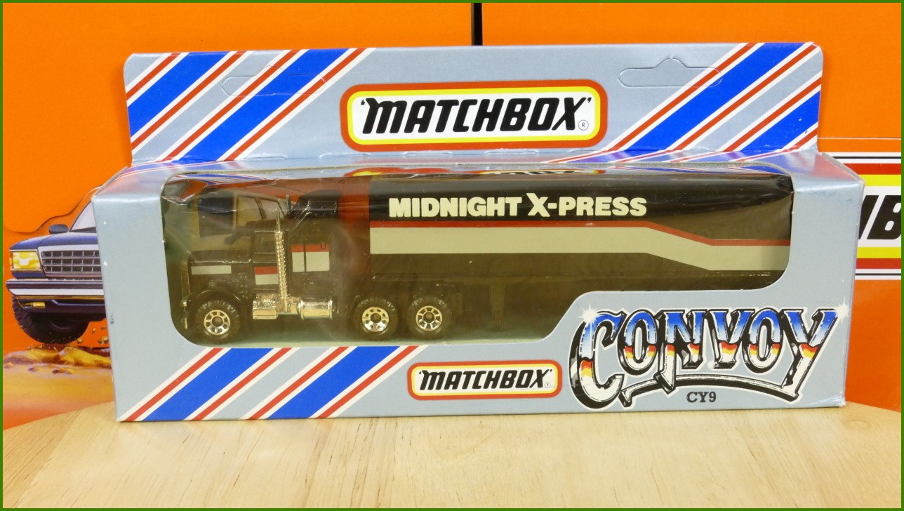Model Matchbox Convoy CY 9 - Kenworth Aerodyne - Midnight X-Press - Drobná Prasklinka Plastového Obalu
