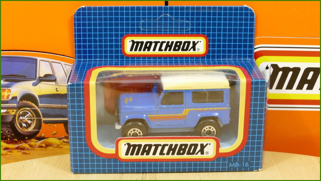 Matchbox Model MB-16 - Land Rover 90 - zabarvená střecha z jedné strany, prasklinka plastu krabičky