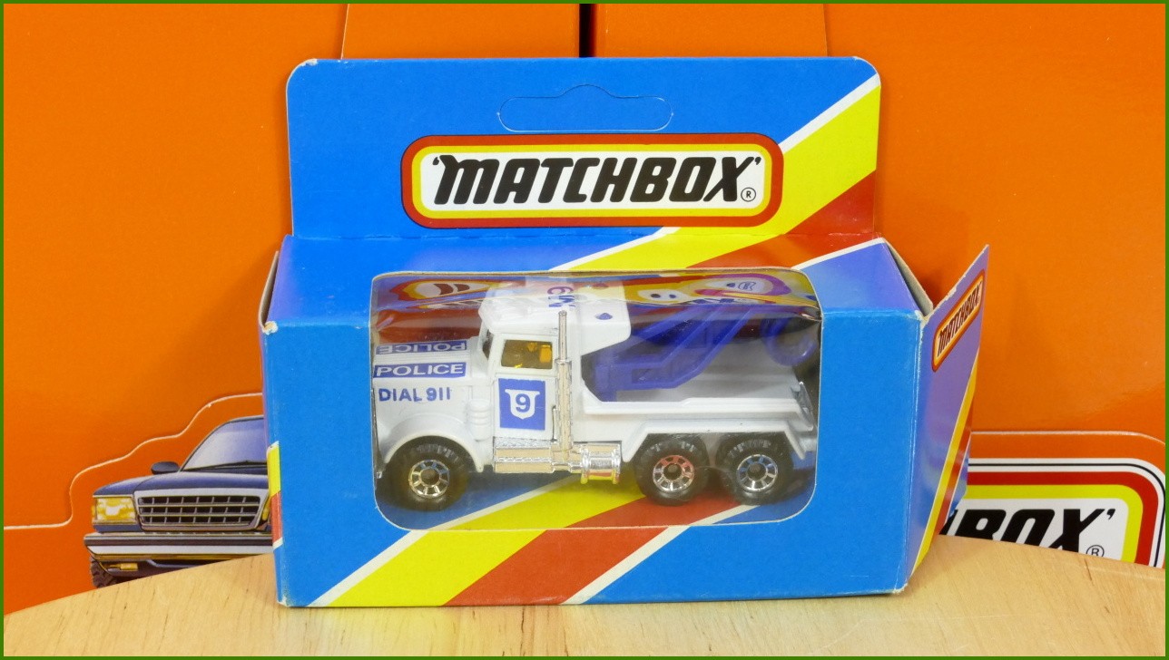 Matchbox Model Autíčka Peterbilt Police Wreck Truck