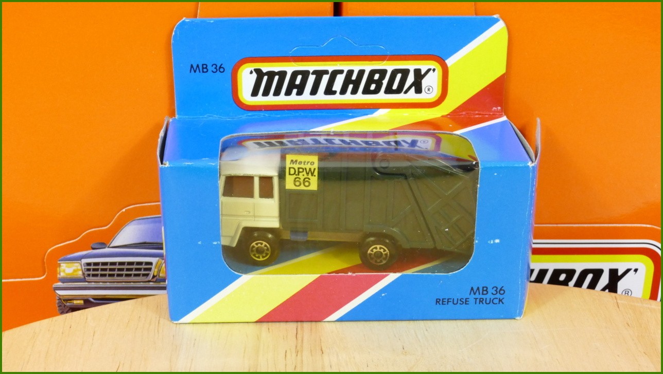 Matchbox Model Autíčka MB36 - Refuse Truck - zabarvená jedna strana korby