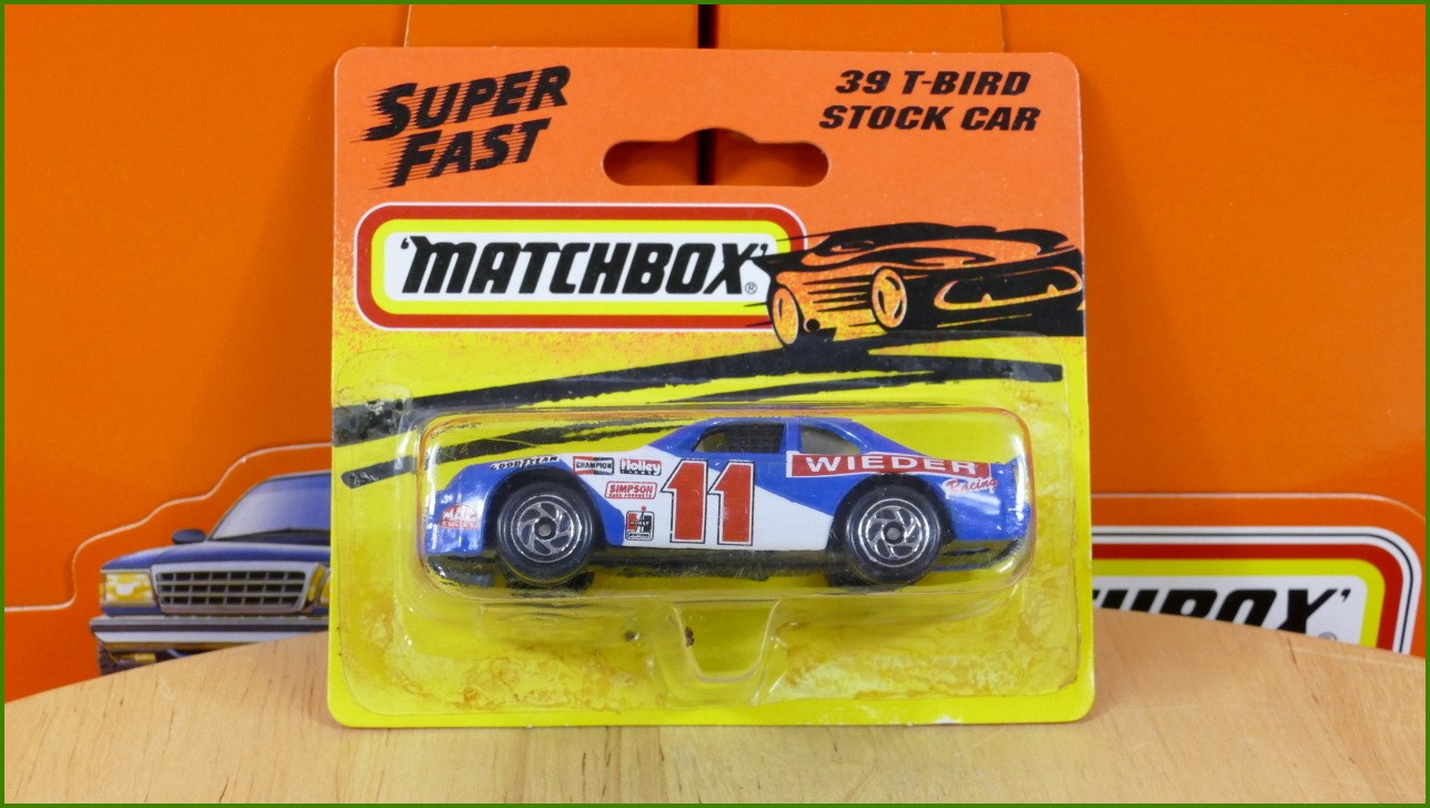 Matchbox Model Autíčka (Made in China) No.39 - T-Bird Stock Car (neotevřeno)