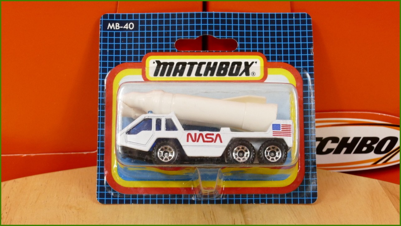 Matchbox Model Autíčka (Made in China) MB-40 - Rocket Transporter - zabarvená raketa
