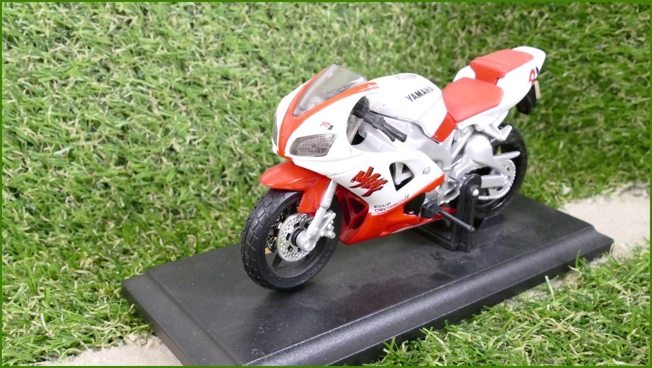 Model Replika Maisto Motorka 1:18 - Yamaha YZF-R1