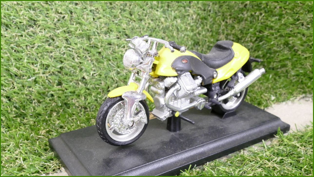 Model Replika Maisto Motorka 1:18 - Moto Guzzi V10 Centauro