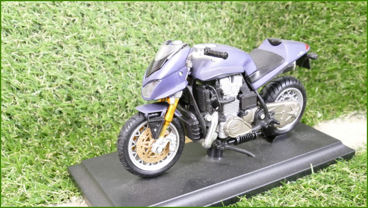 Model Replika Maisto Motorka 1:18 - Münch Mammut 2000