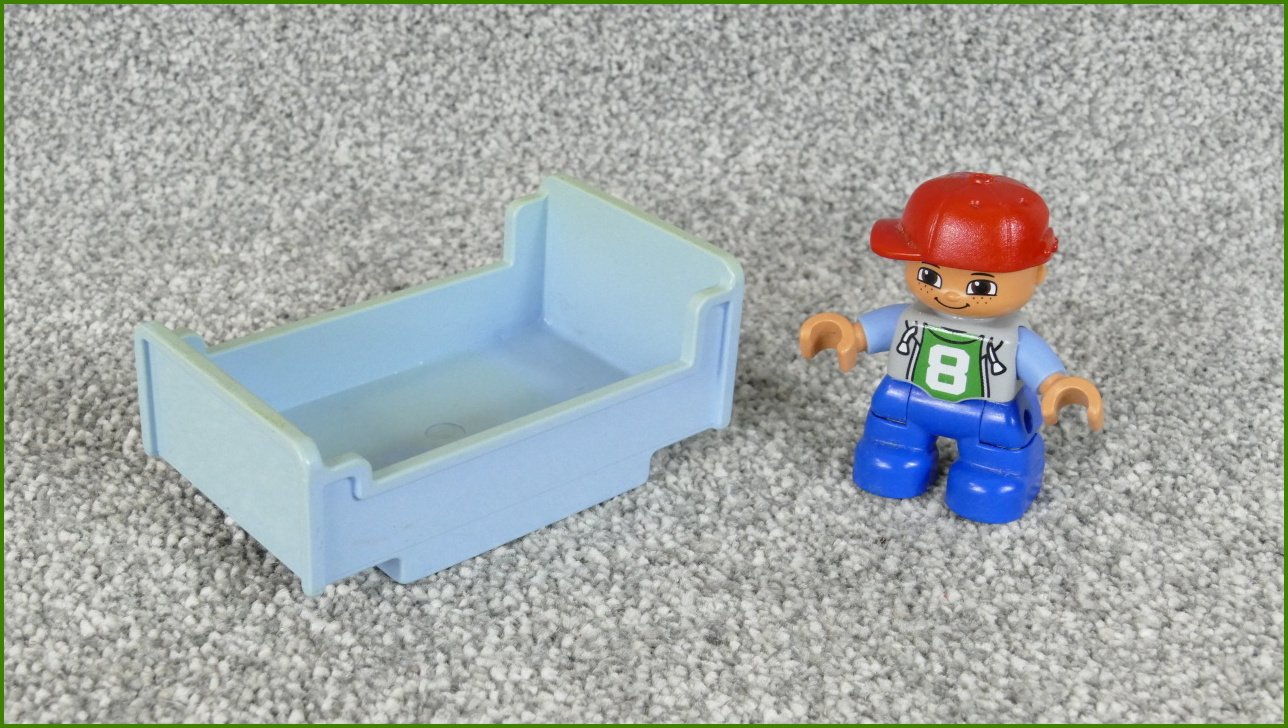 Lego Duplo postýlka - zabarvená s figurkou