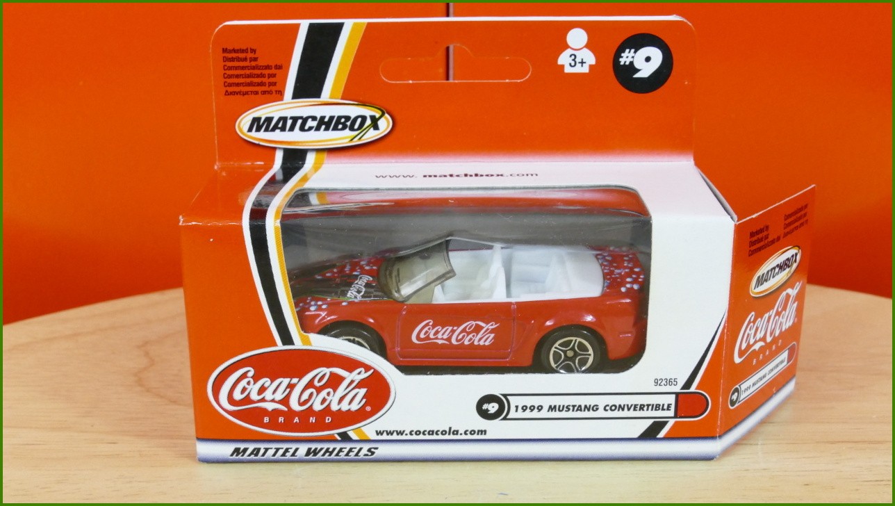 Matchbox Autíčko (Made in China) Coca-Cola - No.9 - 1999 Mustang Convertible