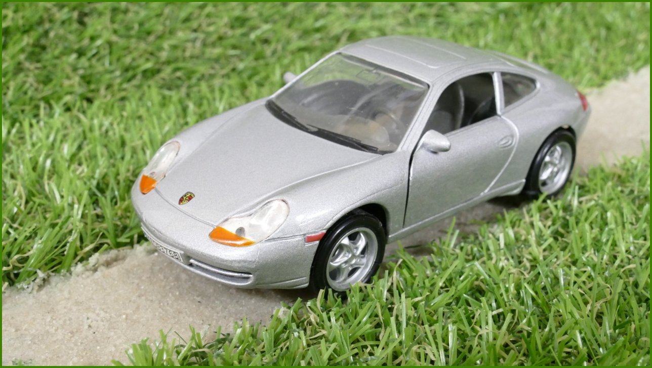 Model Autíčka Welly 1:34 - Porsche 911 Carrera (996) No.9747 - Natahovací mechanismus nefunkční, prasklinky na dvou pneu
