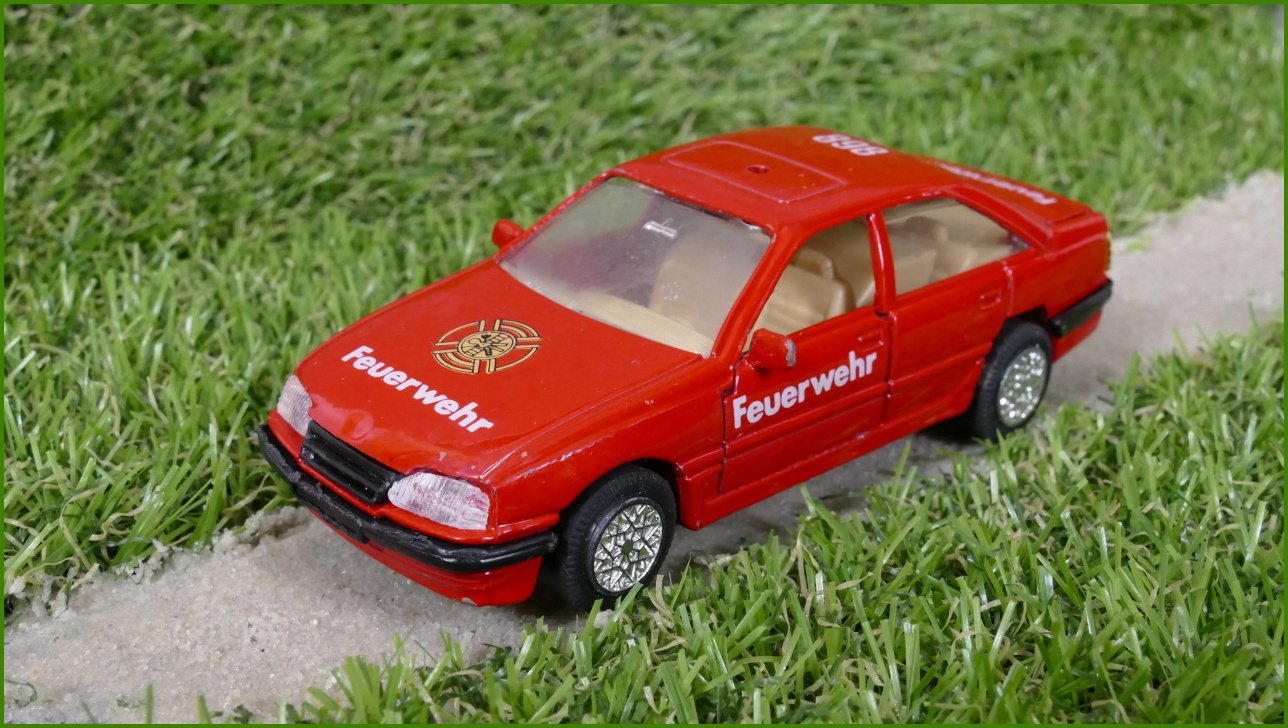 Model Autíčka Welly 1:34 - Opel Omega No.8675 - chybí majáček