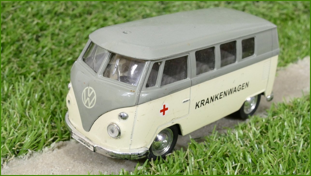 Model Autíčka Welly 1:34 - 1963 Volkswagen T1 Bus No.49764 - chybí světlo a majáček