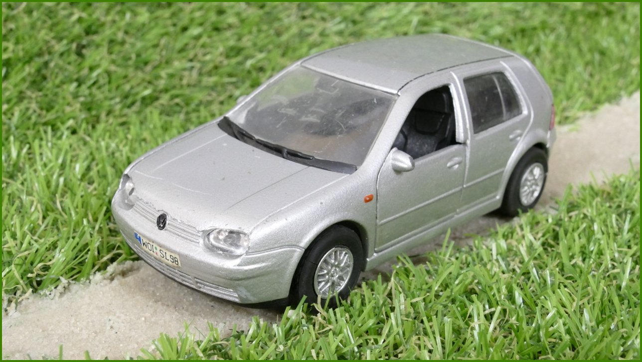 Model Autíčka Welly 1:34 - VW Golf IV - Nefunguje natahovaní, prasklinky pneu