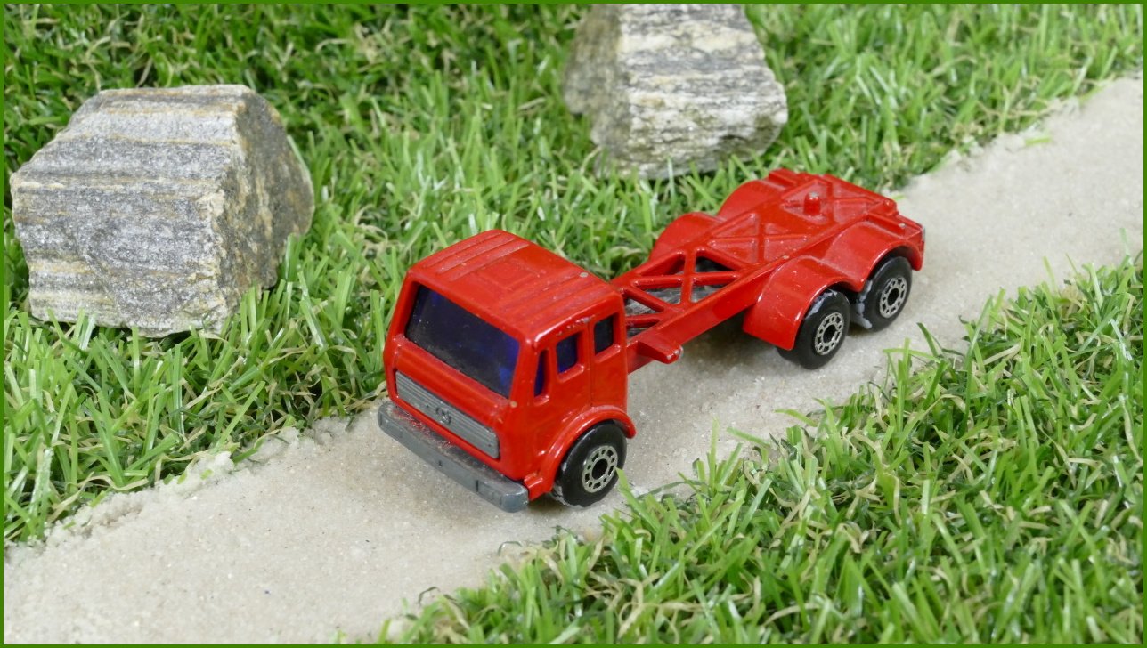 Autíčko Matchbox Mercedes Bontainer Truck - bez korby