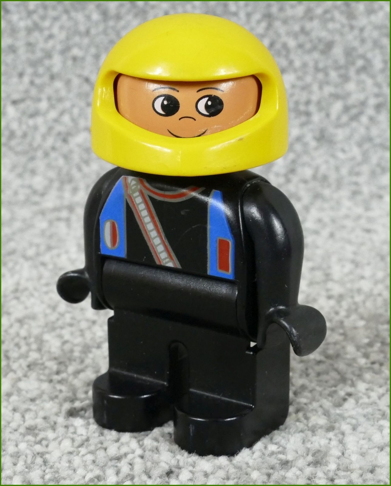 Lego® Duplo® Figurka Závodník v Černém - Žlutá Helma