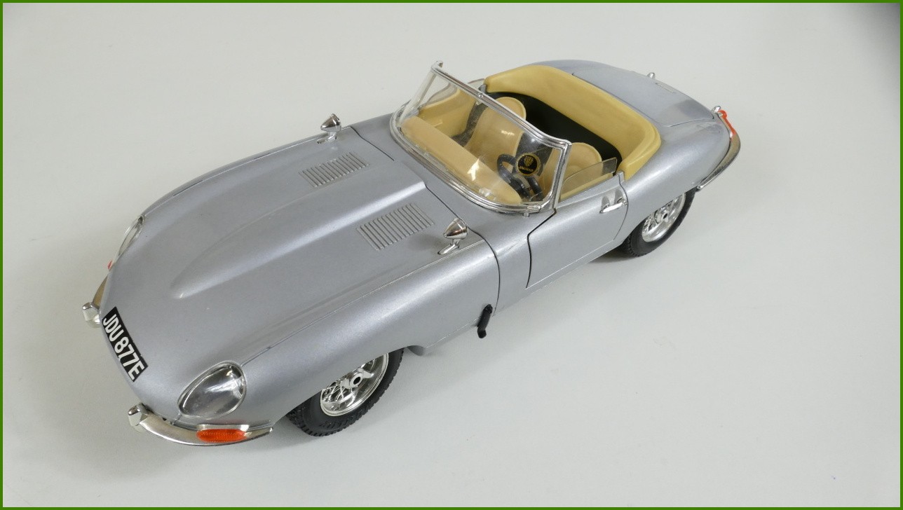 Kovový Model Bburago 1:18 - Jaguar "E" (1961) - Viz Popis
