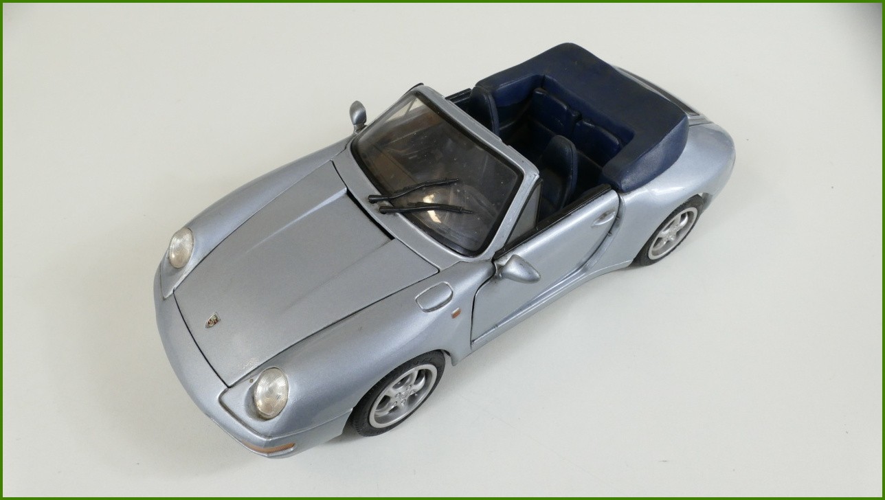 Model Maisto 1:18 - Porsche 911 Carrera Cabriolet (1994) - Viz Popis