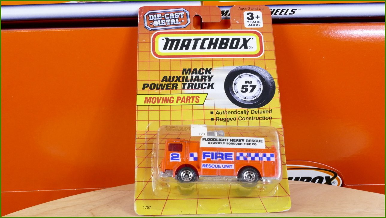 Matchbox Autíčko Mack Auxiliary Power Truck