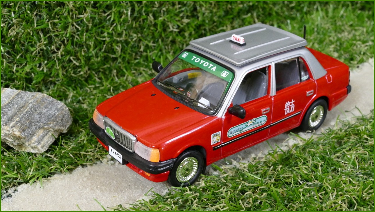 Model Autíčka Unique Replicas - Toyota Crown Comfort 1:43