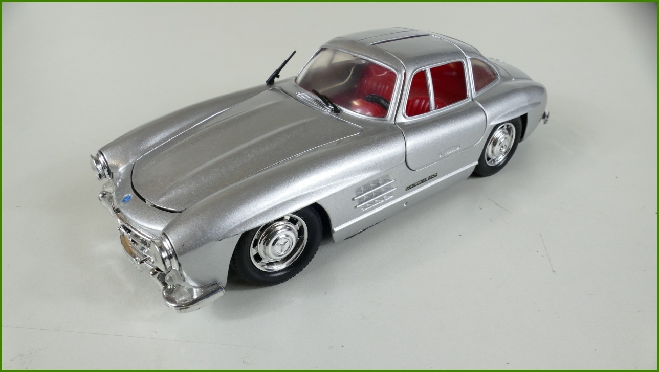 Model Auta Revell 1:24 - Mercedes 300 SL - chybí jeden stěrač, prasklinky na pneu