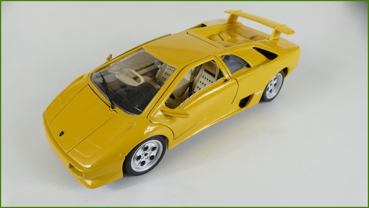 Kovový Model Bburago 1:18 - Lamborghini Diablo (1990)