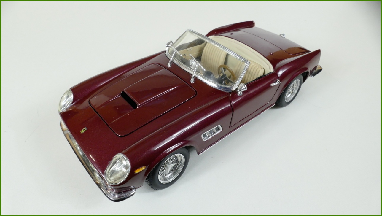 Model Hot Wheels 1:18 - Ferrari 250 GT California Spider