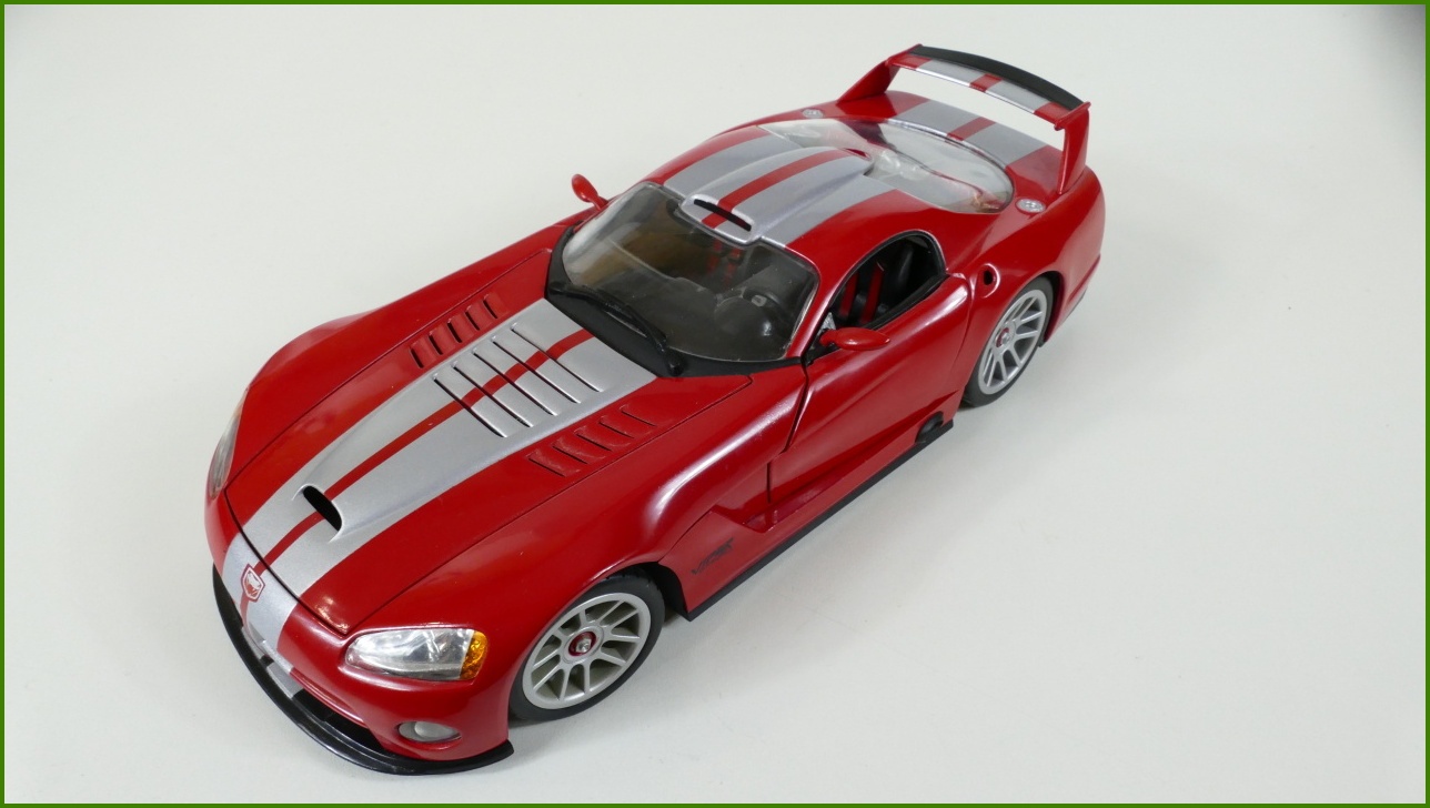 Model Hot Wheels 1:18 - Dodge Viper GTS-R