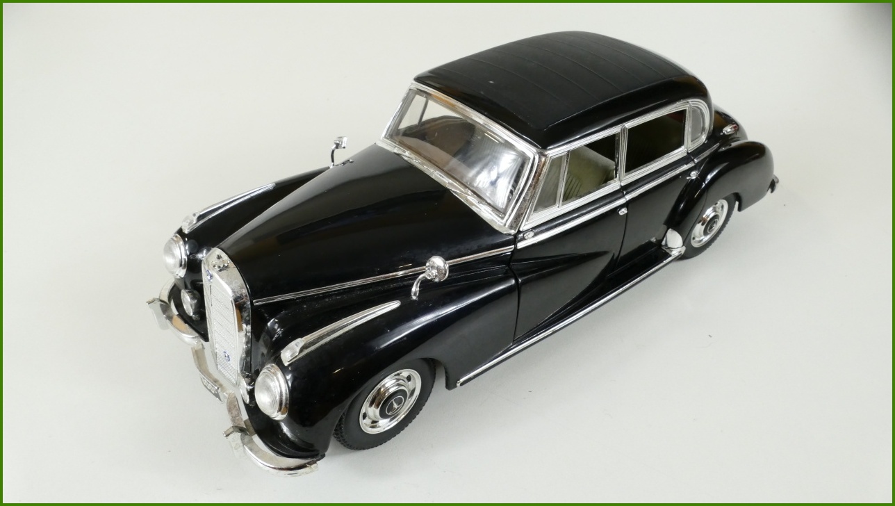 Model Auta Risko 1:18 - Mercedes-Benz Typ 300c - Viz Popis
