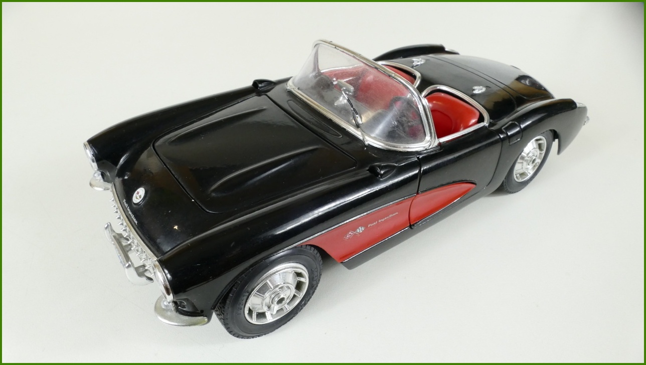 Kovový Model Bburago 1:18 - Chevrolet Corvette (1957) - Viz Popis