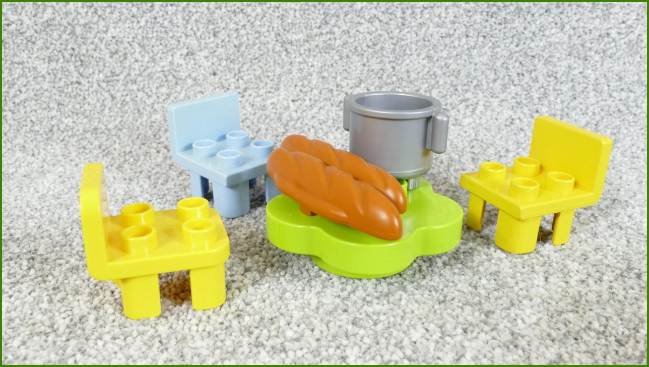 Lego Duplo židličky a stůl s bagetou a hrncem