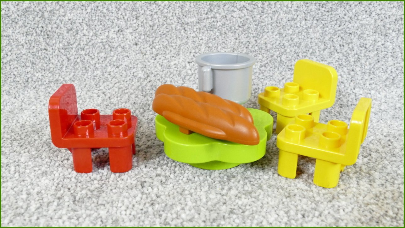 Lego Duplo židličky a stůl s bagetou a hrncem