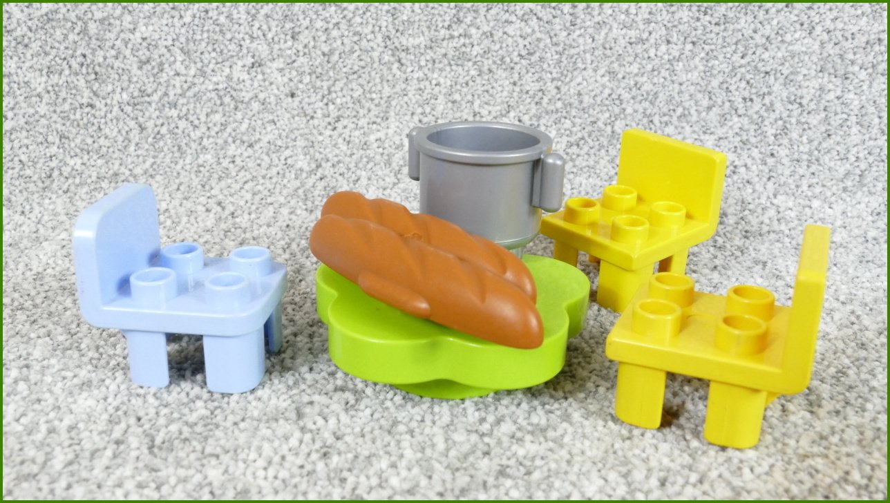 Lego Duplo židličky a stůl s bagetou a hrncem