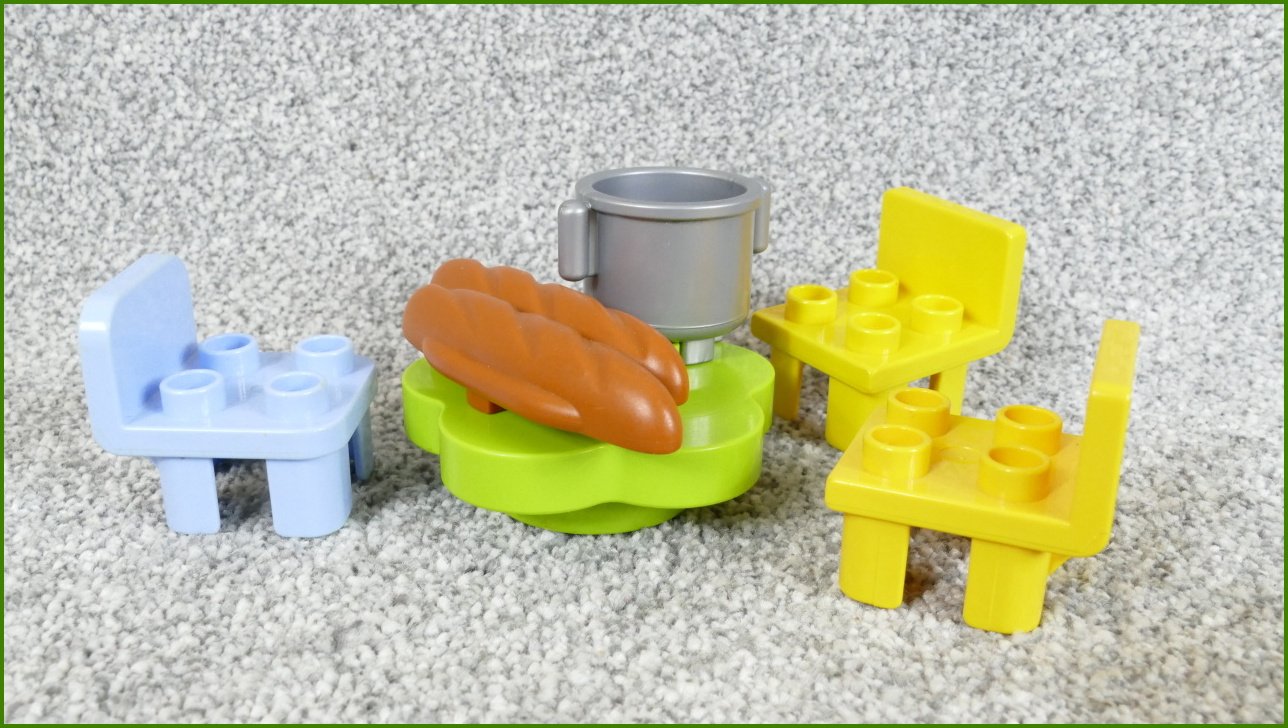 Lego Duplo židličky a stůl s bagetou a hrncem