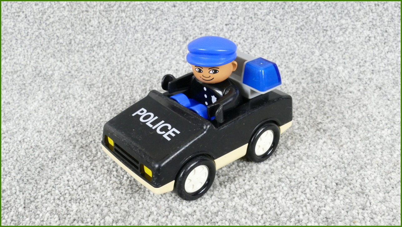 Lego Duplo policejní autíčko - chybí zadní závěs