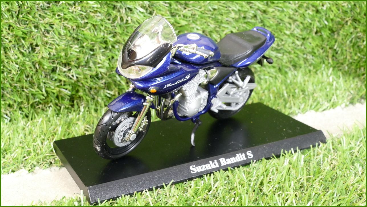 Model Replika Motorka 1:18 - Suzuki Bandit S