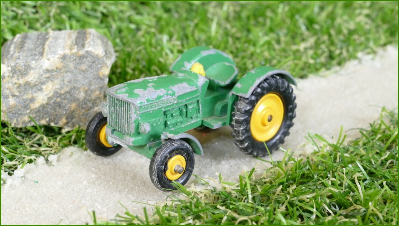 Autíčko Matchbox John Deere Lanz Tractor (Lesney) - volné zadní pneu