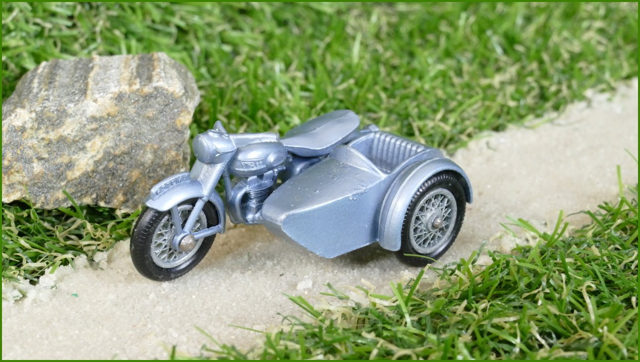 Model Autíčka Matchbox No.4 Triumph THO (Lesney) - pravá strana řídítek ulomena