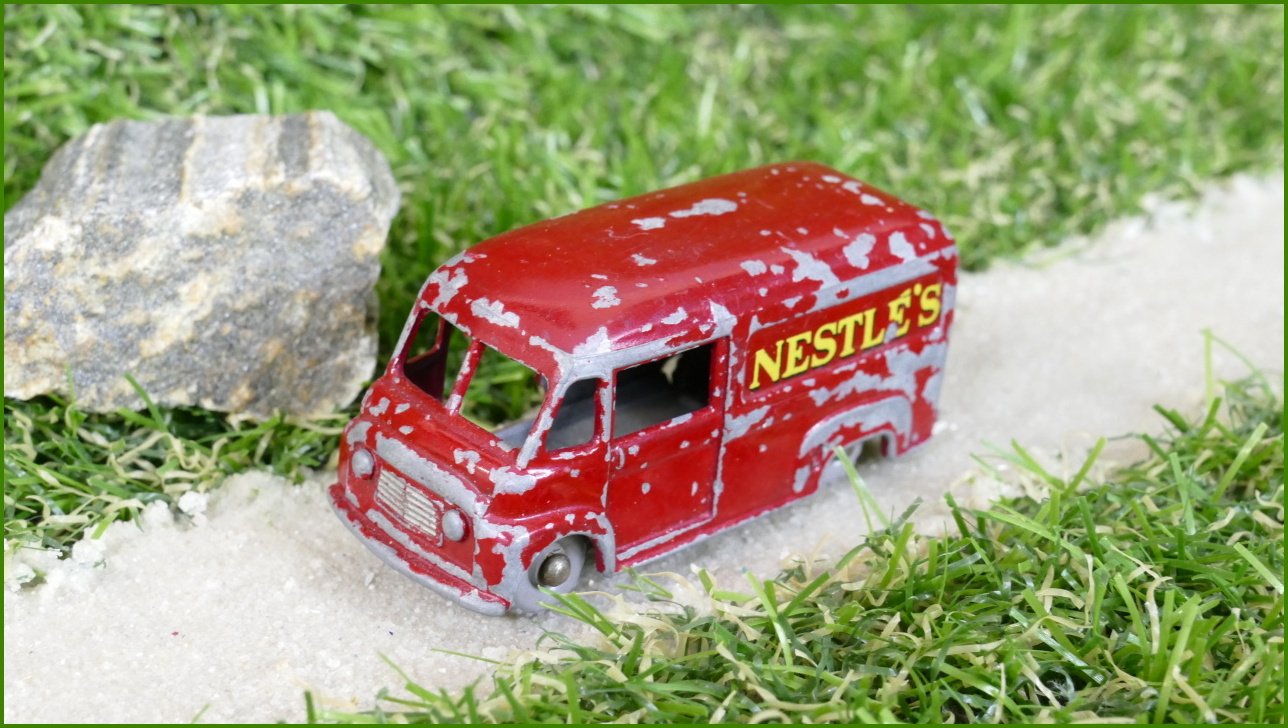 Model Autíčka Matchbox No.69 - Commer 30 CWT Van (Lesney) - zasouvací dveře