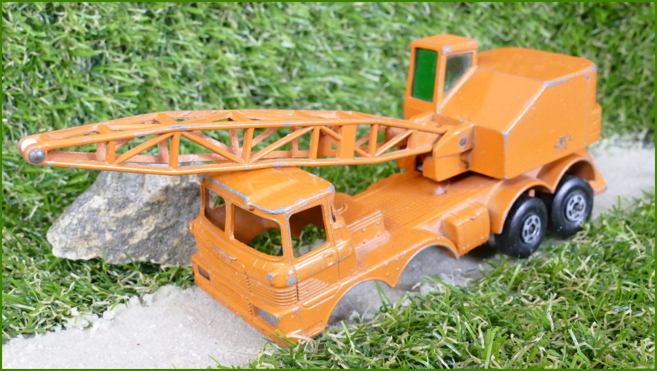Model Autíčka Matchbox SuperKings K-12 - chybí zadní nápravy, hák