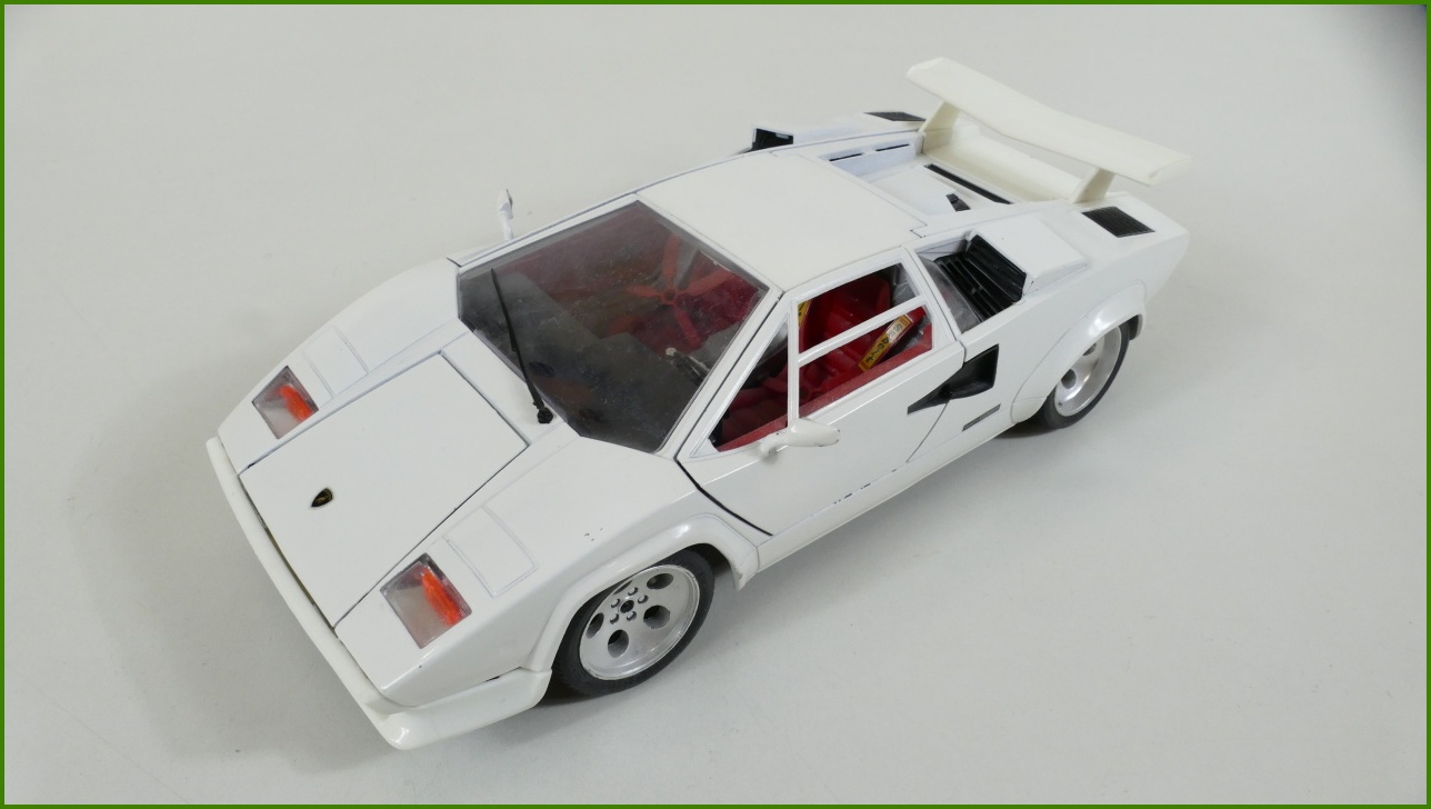 Kovový Model Bburago 1:18 - Lamborghini Countach (1988)