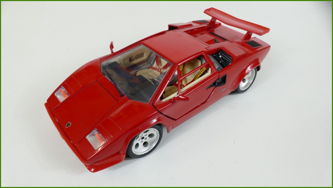 Kovový Model Bburago 1:18 - Lamborghini Countach (1988)