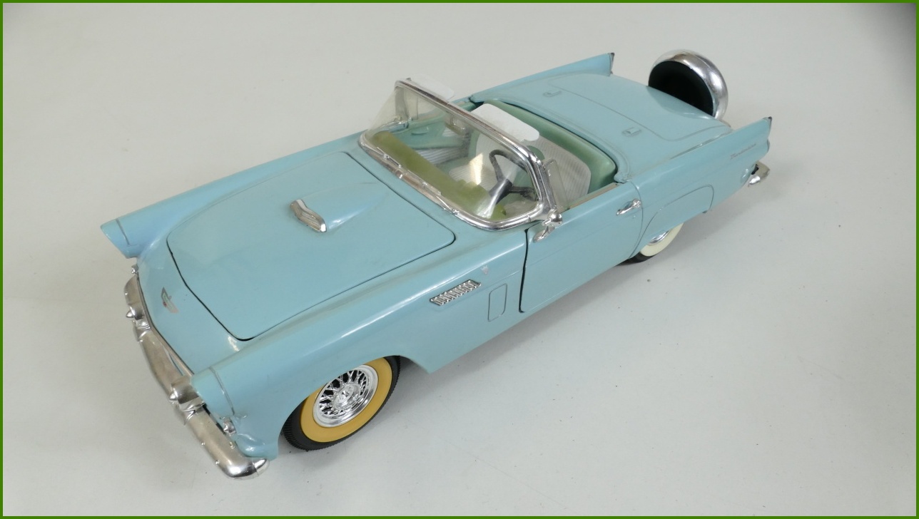 Model Auta Revell 1:18 - Thunderbird