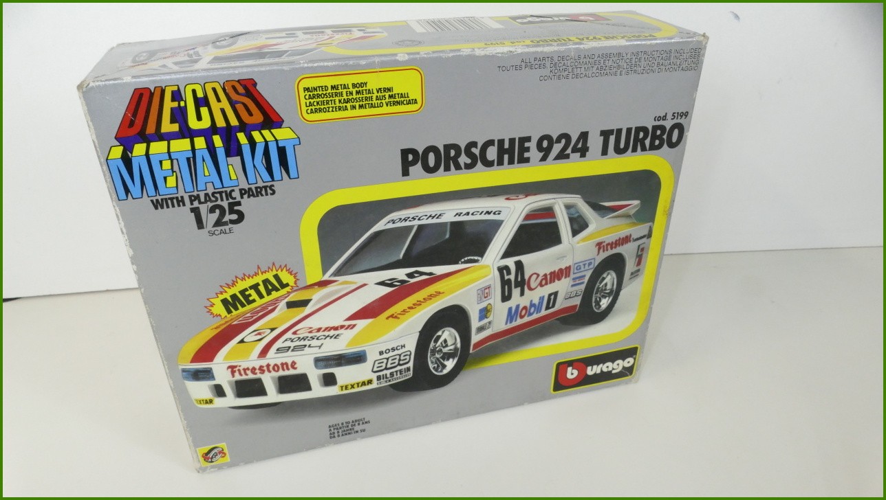 Model Auta Bburago Metal Kit Stavebnice 1:25 - Porsche 924 Turbo