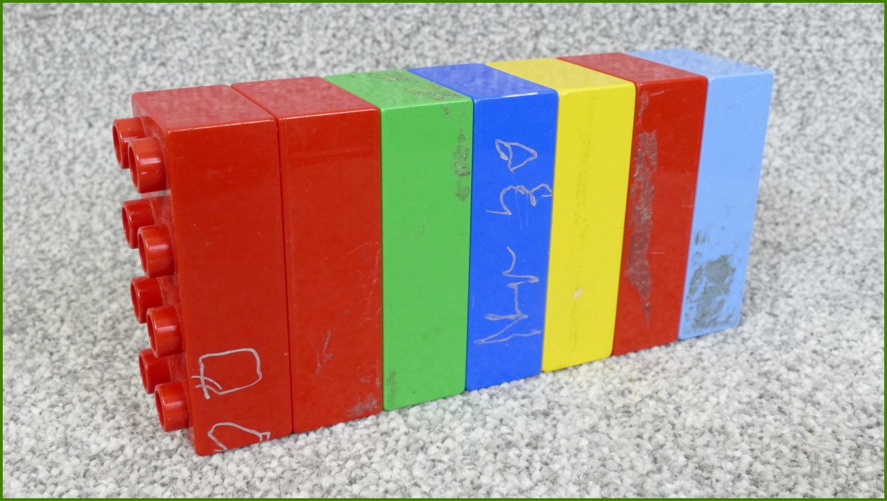 Lego Duplo kostky - zbytky lepidla pásky, pokreslené